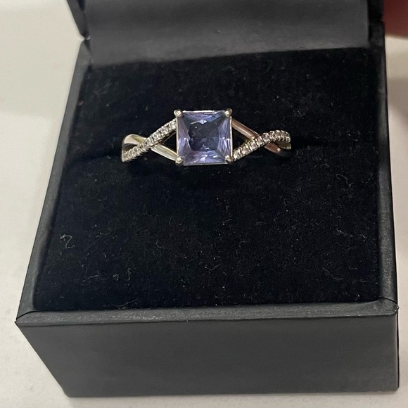 Womans ring - Picture 1 of 5